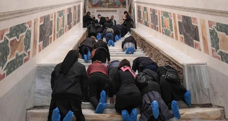 Por primera vez en tres siglos, el Vaticano exhibe la escalera de mármol que subió Jesús durante su juicio