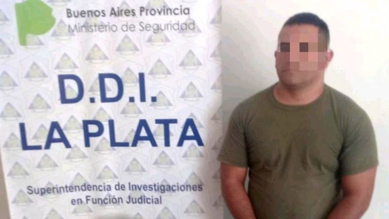 Un policía golpeó a su mujer y a su hijo y les incendió la casa: fue detenido