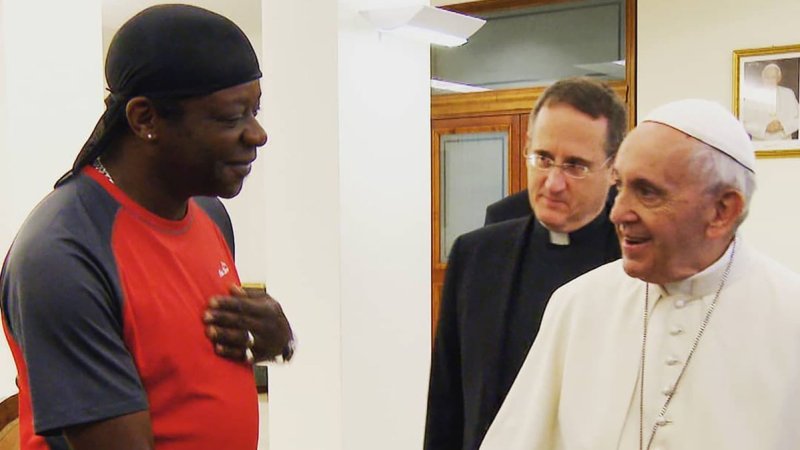 El papa Francisco afirmó que cualquiera que “descarte” a los homosexuales “no tiene un corazón humano”