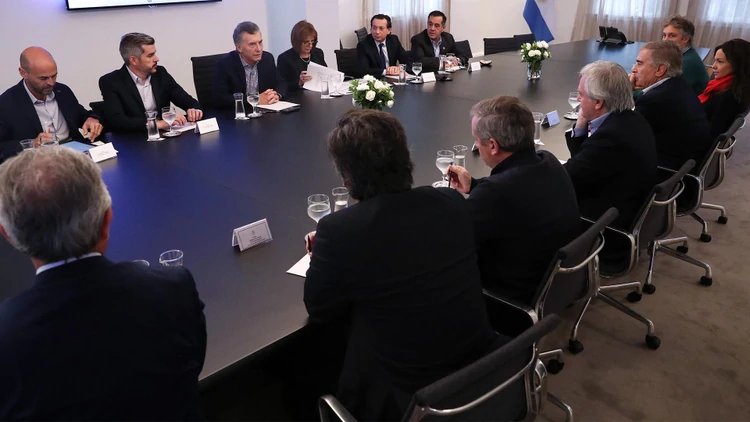 Macri aseguró que no habrá cambio de gabinete, pidió tranquilidad y recibió más elogios de los EEUU