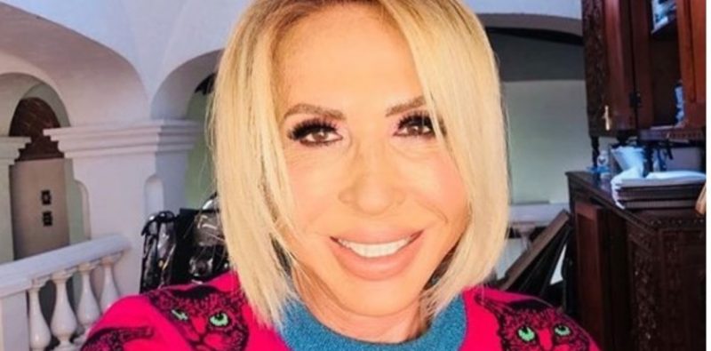 La foto viral de Laura Bozzo, al natural, tomando sol en traje de baño