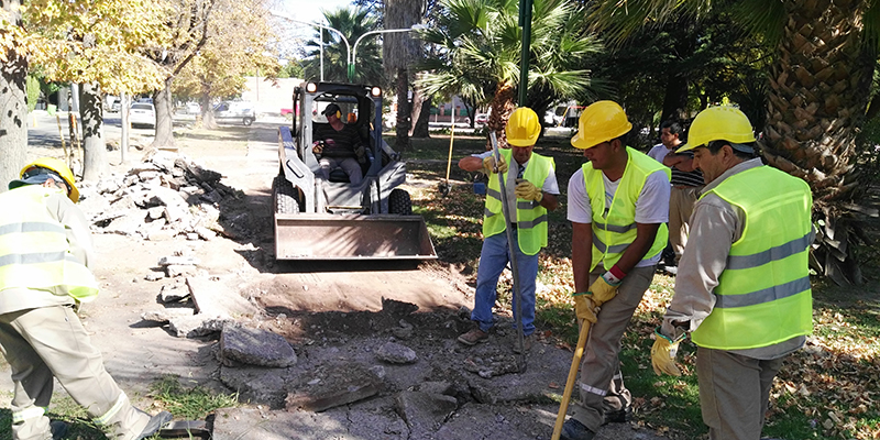 Comenzaron las tareas en la plaza de Alvear Oeste