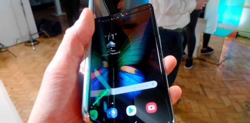 Samsung agotó todos sus teléfonos con pantalla plegable de 2.000 dólares en el primer día de preventa