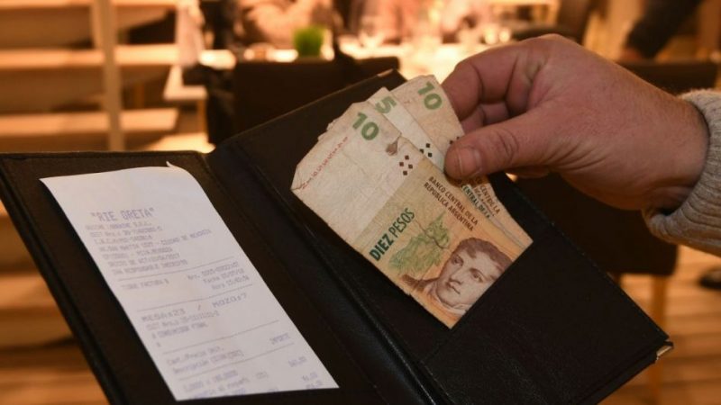 Buscan que por ley exista la propina sugerida en bares y restaurantes de Mendoza