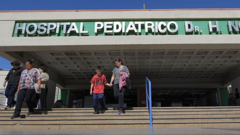 Horror en San Carlos: aplastó a su hija cuando guardaba una camioneta