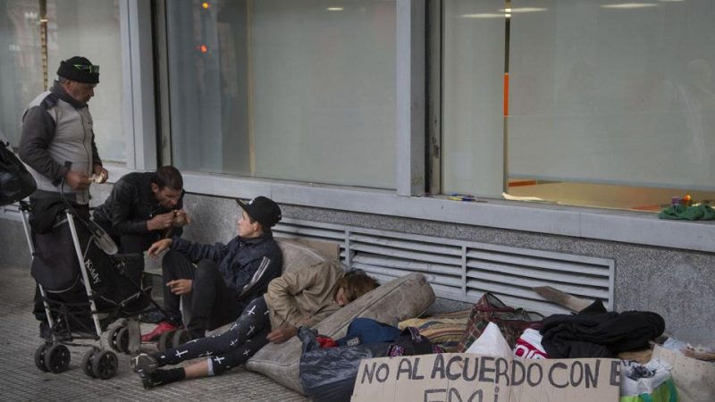 Un plan social alcanza para menos que en 2001