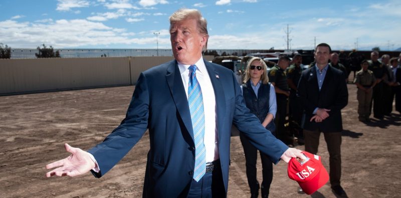 “Den la vuelta, no podemos aceptarlos”, dice Donald Trump a los inmigrantes en la frontera con México