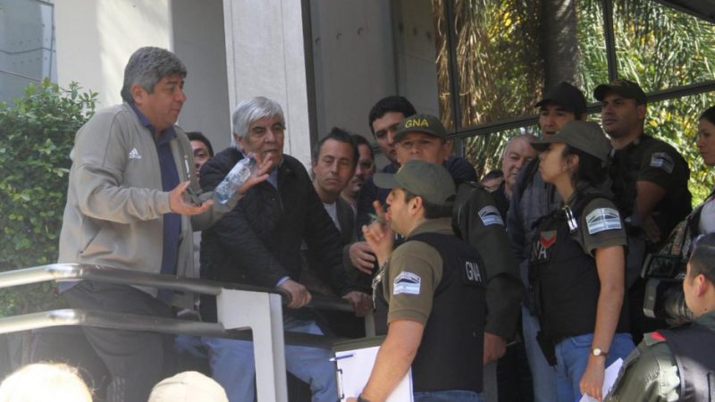 Vuelve la tensión con Moyano por un mega allanamiento a Camioneros