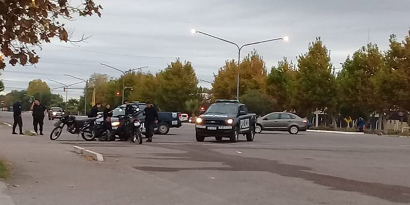 Un efectivo policial sufrió lesiones leves tras caer de su moto