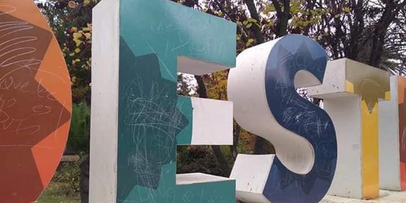 Vandalizaron el cartel de Alvear Oeste