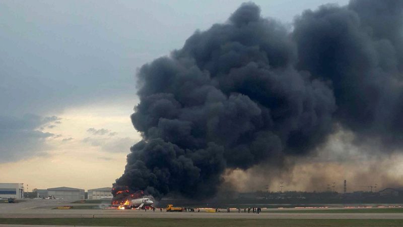 Un avión aterrizó envuelto en llamas en el aeropuerto de Moscú: al menos 41 muertos