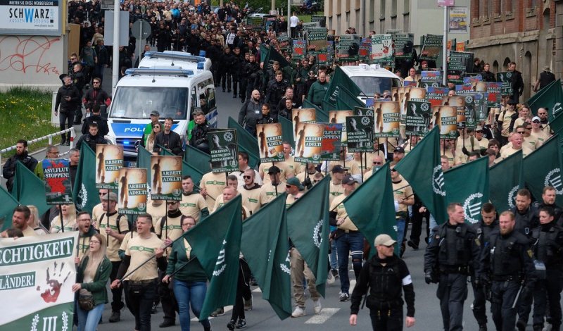Conmoción por un desfile de 300 neonazis uniformados en el este de Alemania
