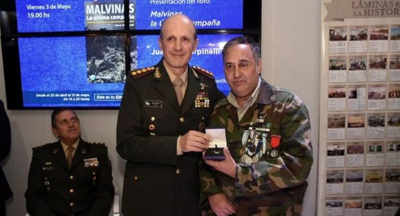 El veterano de Malvinas que recuperó el casco que le salvó la vida recibió un reconocimiento del Jefe del Ejército Argentino