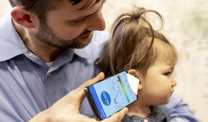El uso menos pensado: utilizan el smartphone para detectar infecciones de oído en los nenes