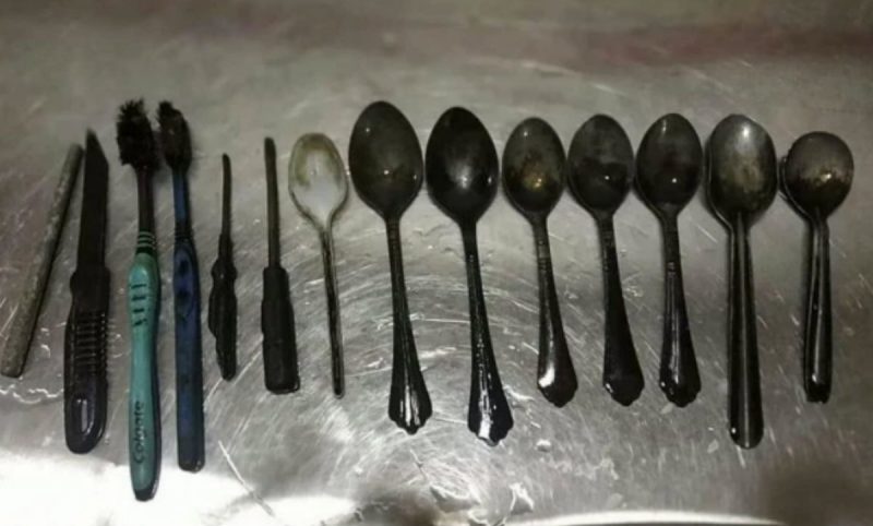 Llegó al doctor con un dolor de estómago: le sacaron cucharas, cepillos de dientes, destornilladores y un cuchillo de cocina