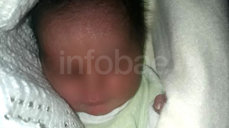Abandonó a su bebé adentro de una caja de cartón y con una nota en el pecho: “Espero que algún día me perdones”