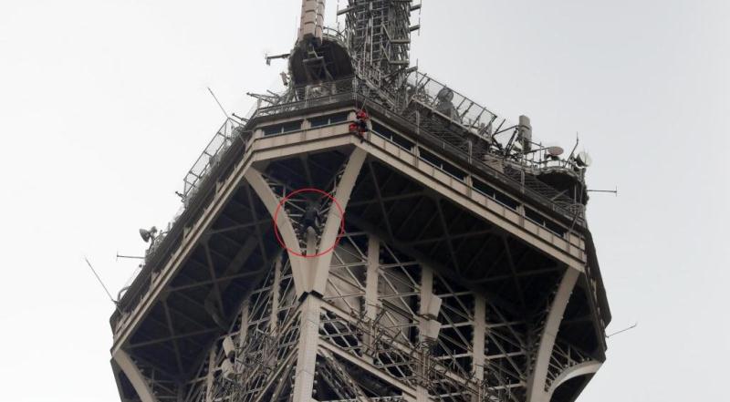 Detienen al hombre que escaló la Torre Eiffel y provocó su cierre
