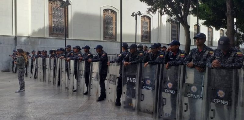 Venezuela: una amenaza de bomba impidió que el Parlamento debatiera la “persecución” a funcionarios opositores
