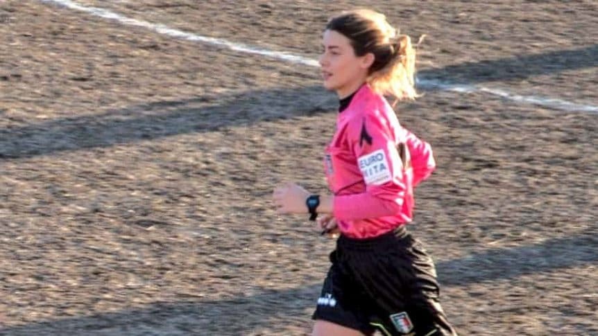 Agresión en Italia: Un jugador se bajó los pantalones ante una árbitra
