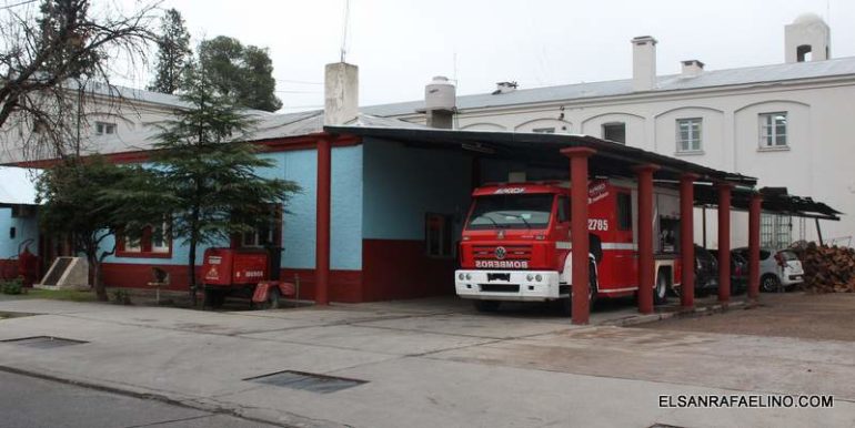 Se iluminaban con una vela y se les incendió la casa