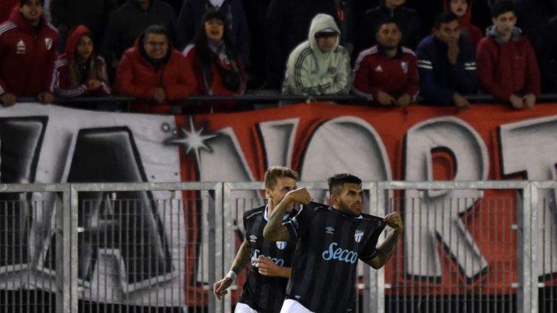 River goleó pero se despidió; Atlético, a semifinales