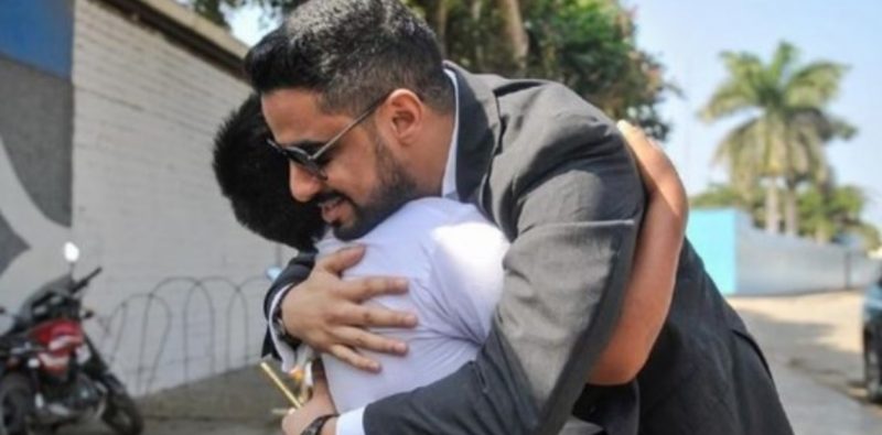 Un millonario le regalará una casa al nene que se hizo viral haciendo la tarea en la calle