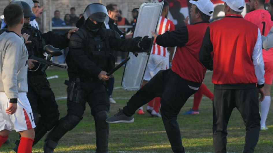 En medio de un escandaloso arbitraje, San Martín quedó eliminado y se retiró antes