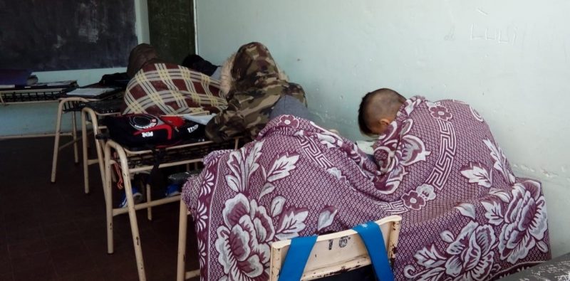 Los alumnos de una escuela van con frazadas a clase porque pasan mucho frío en el aula