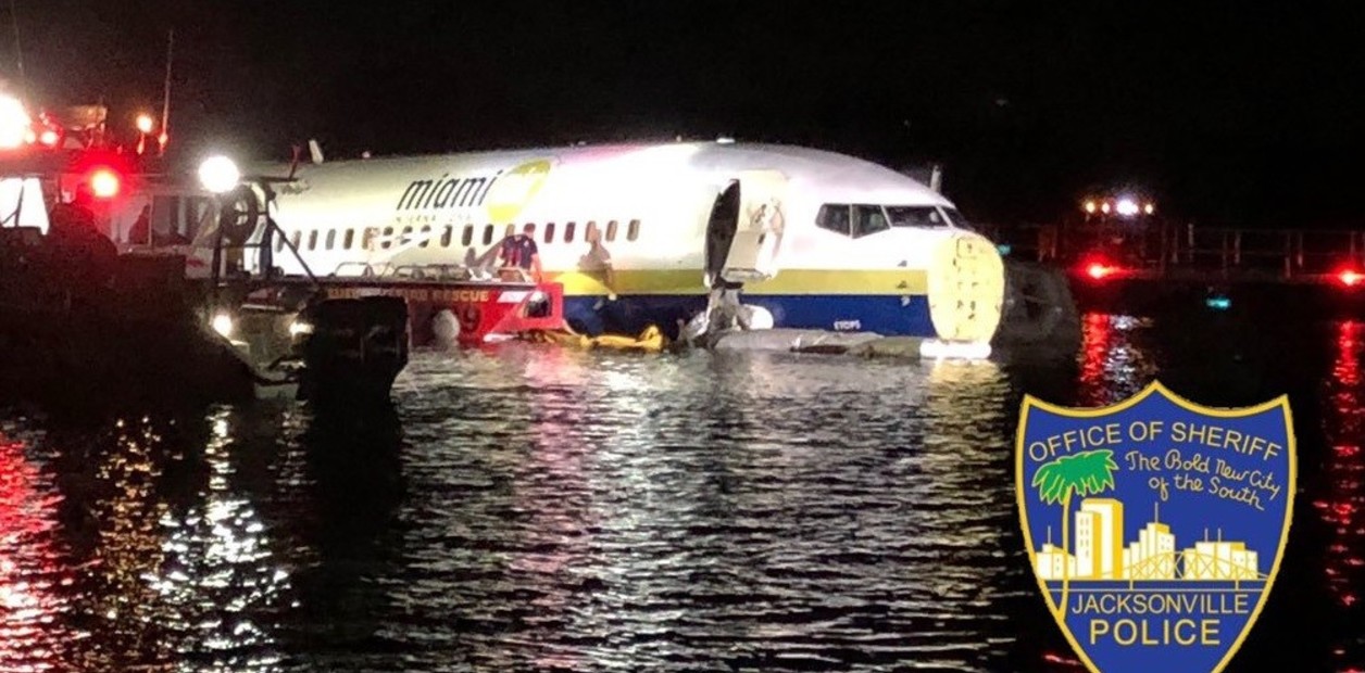 Estados Unidos: un avión con 136 pasajeros despistó cuando intentaba aterrizar y cayó a un río
