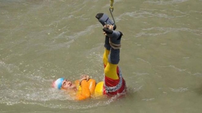 Encontraron el cuerpo del “Houdini” indio que desapareció luego de sumergirse en un río atado de pies y manos