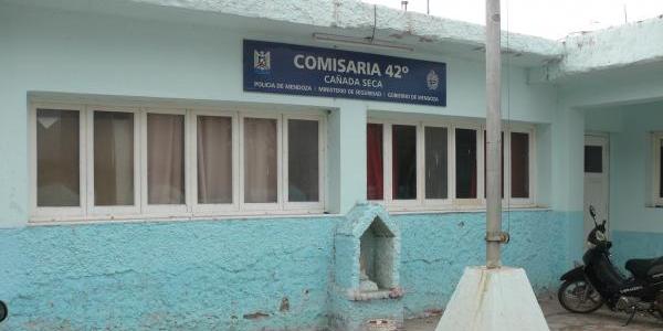 Aparentemente venían de robar y volcaron, terminaron en la comisaría