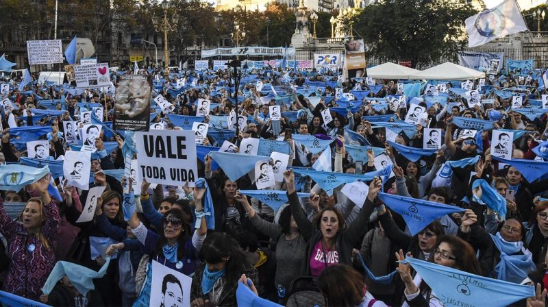 Movimientos provida marcharon al Congreso en apoyo al ginecólogo condenado en Río Negro