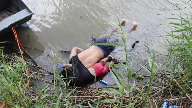 La foto que conmueve al mundo: padre e hija murieron al intentar cruzar un río