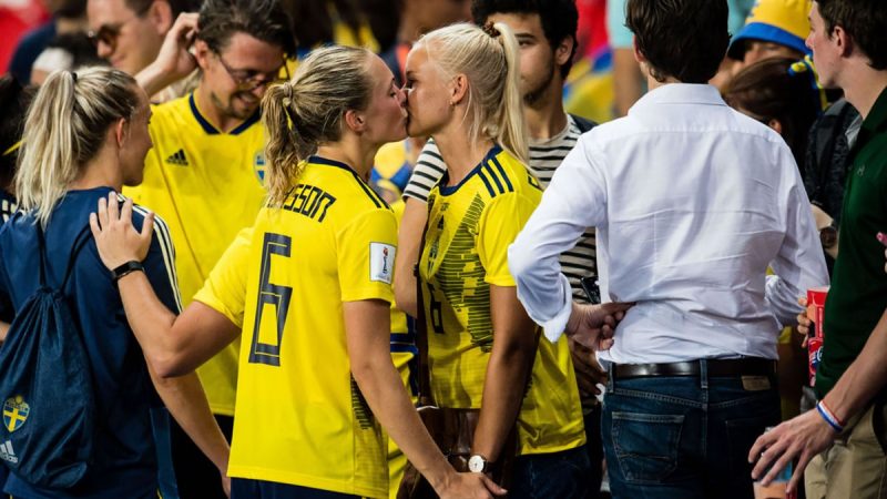 La historia detrás del beso entre dos jugadoras en el Mundial de Francia que se volvió viral