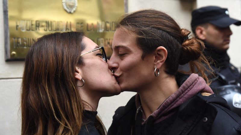 La joven que besó a su novia en Plaza Constitución fue condenada a un año de prisión en suspenso por resistencia a la autoridad