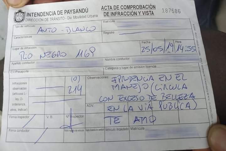 Un inspector multó a una mujer por “circular con exceso de belleza en la vía pública” y le iniciaron un sumario