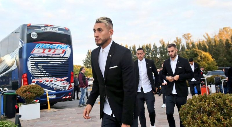 Con nuevo look, la selección argentina partió hacia Brasil para disputar la Copa América