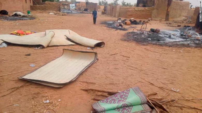 Brutal ataque “ojo por ojo” en Mali: incendiaron una aldea completa y masacraron a 95 personas