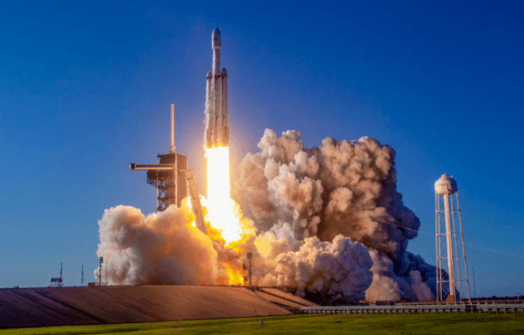 La NASA trabaja con SpaceX para ir a la Luna y a Marte