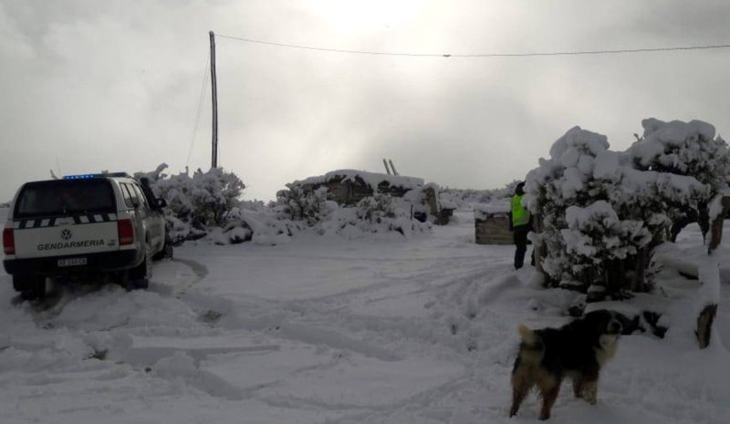 Rescataron a una mujer de 105 años y a un hombre de 75 que estaban aislados por la nieve en Neuquén