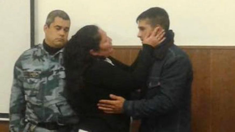 En pleno juicio, una mujer abrazó y perdonó al asesino de su hijo