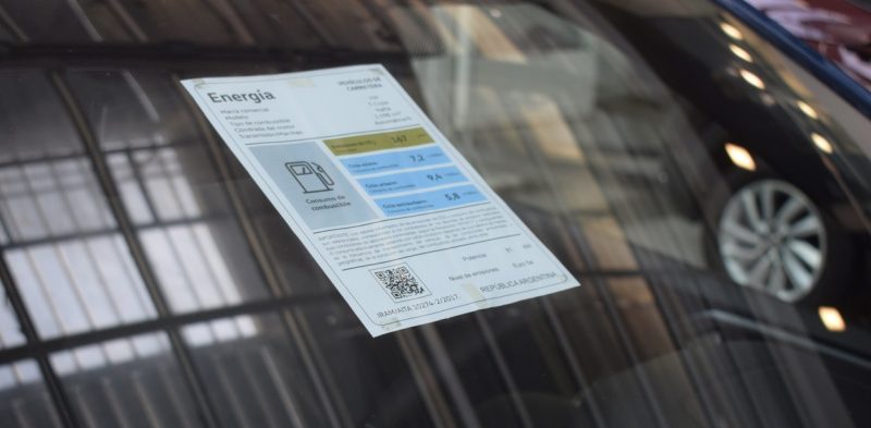 Los autos 0km empiezan a venir con etiquetas que indican cuánto consumen