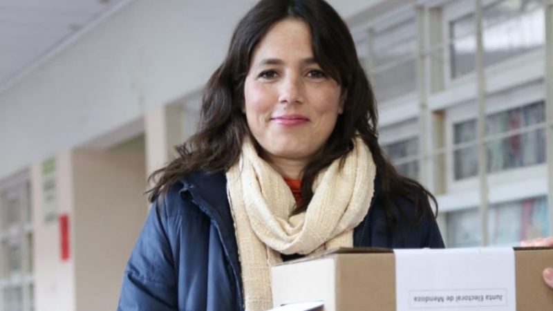 Noelia Barbeito, la primera en ir a votar pero se olvidó el DNI