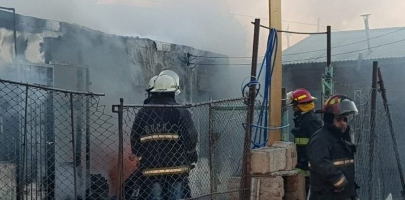 Una familia destruida por el fuego: 3 muertos y 7 hermanitos quemados por el incendio de una casa