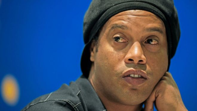 Detuvieron a Ronaldinho en Paraguay por tener pasaporte falso