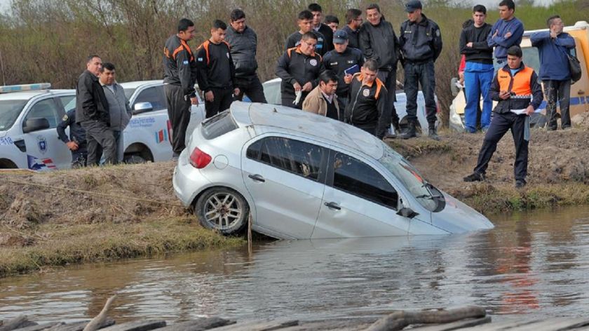 Volvía borracho de un baile, cayó con el auto a un canal de agua y su amigo murió