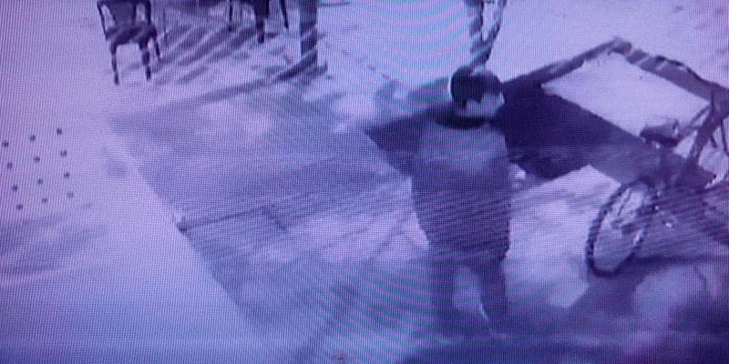 Robó una bicicleta y quedó registrado en un video