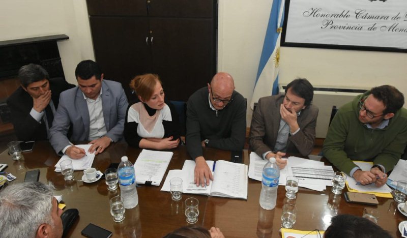 Los ministros de Cornejo pasaron por la Legislatura por el financiamiento de la ruta 82