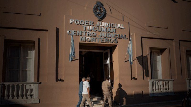 Por primera vez en el país, un chico de 13 años adoptó a sus padres