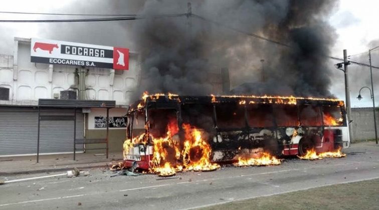 Una pelea entre sindicalistas de la carne terminó a los tiros y con micros incendiados en San Fernando
